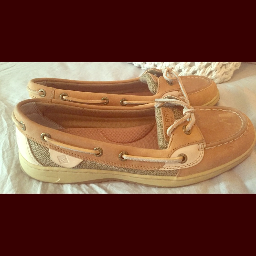 Woman’s tan and cream leather tie Sperry’s